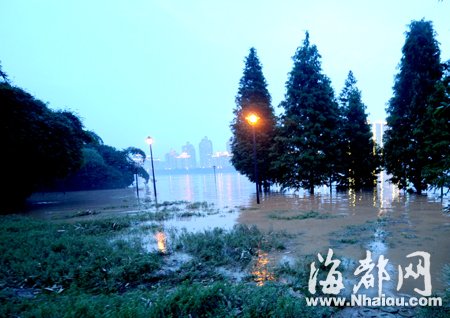 被洪水淹了三分一  闽江公园19日起闭园