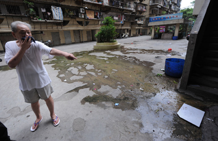 达道社区一公厕堵了八天 污水横流