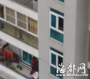 福州女子阳台抱摔婆婆视频疯传 只给吃馒头