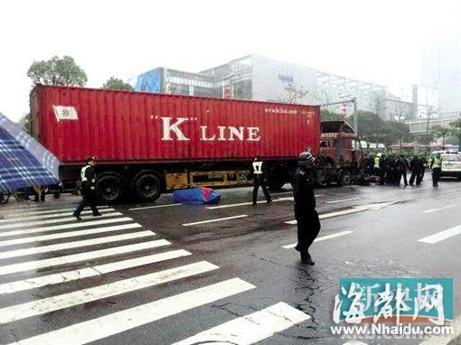 货柜车肇事后逆行逃逸 佛山市区狂飙刮碰16车