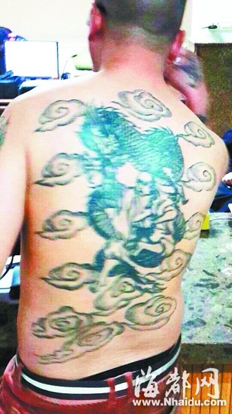 男子醉酒后抢手机被抓 在派出所赤裸上身唱快板