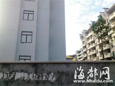 河南洛阳安置房质量奇差：墙体无水泥房门纸糊