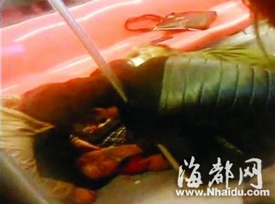 男子地铁癫痫发作 乘客把手塞其口中防咬舌