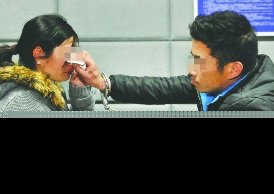 男子无照驾驶肇事逃逸 狱中戴铐为孕妻擦泪