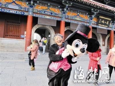 老太戴两公斤头套扮米奇 挣钱给儿子娶媳妇