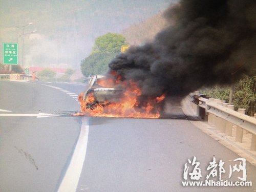 福银高速路上小车自燃 气温升高加油勿太满