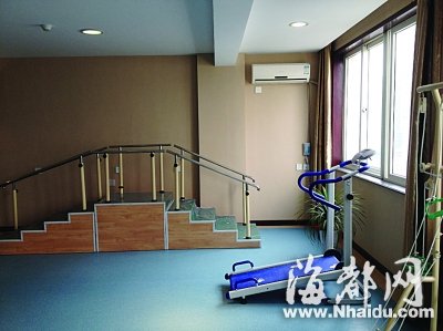 瘫痪老父连遭养老院回绝 女儿筹300万自己建