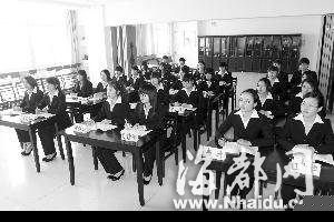 高校上课“实名制”:桌上摆席卡 无人敢逃课