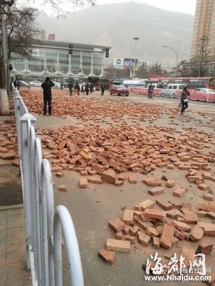 兰州火车站前遍地砖头 20人凌晨扔80分钟