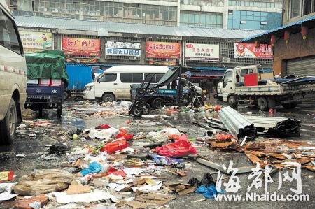 长沙市委书记暗访市容 将违规者请出店教育