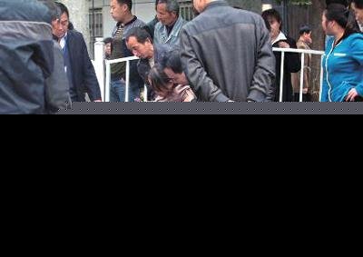 90后驾驶室乱动致车辆启动冲进人群 7人被撞