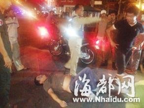 4名中国男子在柬埔寨当街打架 骂警察遭扣