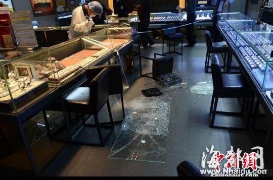 广东：两男子雨夜持枪抢金铺 卷走百万黄金