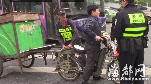 福州严查电动车拖垃圾板车 古田路查获四起