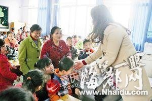 5岁男孩掉进河里被两人救起 家属下跪感谢