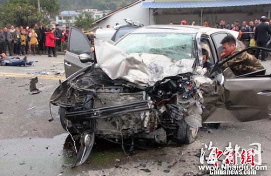 四川射洪轿车与面包车发生相撞事故 致1死7伤