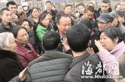 成都男子将打捞到尸体绑桥墩上 见红包才上岸