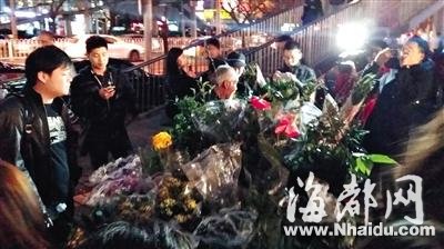 北京老人三里屯卖花为子治病 网友抢购不找零