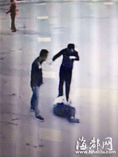 两名男子违停不满被贴罚单街头暴打城管