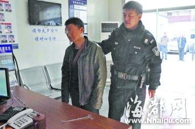 小偷用30厘米长医用手术剪刀扒窃手机被捕