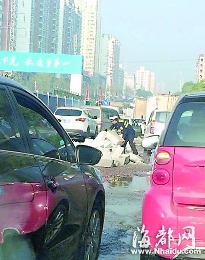 载砖货车漏洒致道路拥堵 交警徒手清障获赞