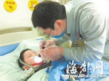 天降钢架！母亲为护儿子被砸死 儿子受轻伤