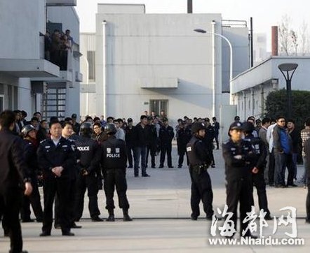 西安：逾百名山东男子系红领巾闯药企打砸