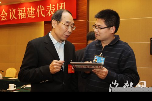 本网记者向尤权转达网友对福建发展的期待