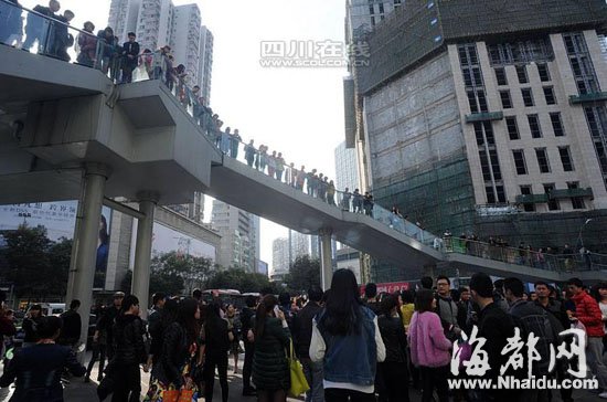 成都春熙路数百人因谣言群体狂奔 大批警力出动