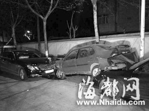 男子酒驾连撞7车后躲进饭店 假装厨师烧龙虾