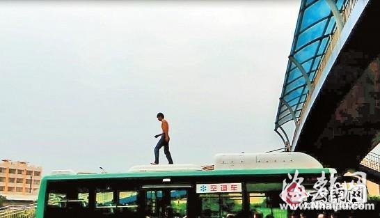 男子赤裸上身从天桥跳到公交车顶 举止怪异