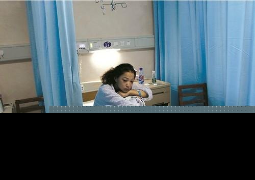7岁捐肾救母男孩患绝症离世 妈妈含泪接受手术