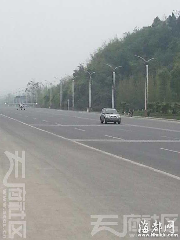 一架飞机降落在四川马路上 飞行员系外国人