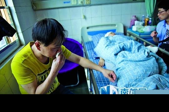 深圳一男子在家中掐死妻子 持刀砍伤其闺蜜
