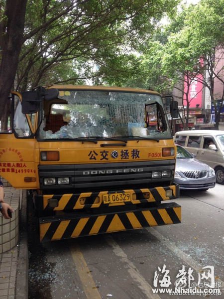广州：男子持斧在街头乱砍 砸20余车致2人受伤