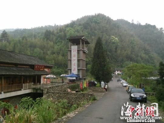 井冈山索道轿箱坠落 1人被甩出箱外遇难