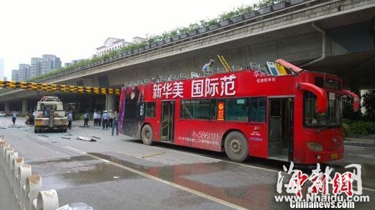 南宁一双层公交车被限高架“削顶”28人受伤