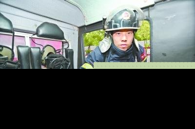 消防员抱喷火煤气罐被拍照 被赞“抱火哥”
