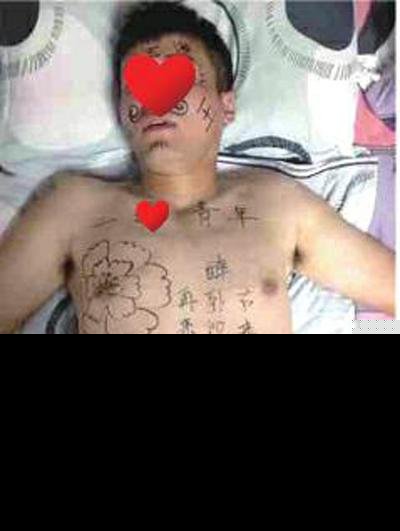 妻子趁醉酒丈夫熟睡在其身上写诗画画