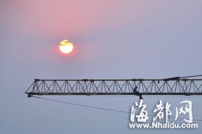 男子爬上50米高塔吊待3天 自备饮食不提诉求
