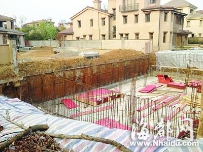 豪华别墅区纷纷挖“地宫” 公共围墙被挖塌