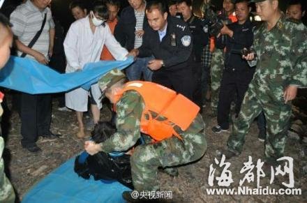 云南小学生乘废弃渔船游湖 7人落水仅1人生还