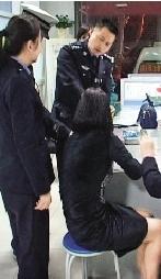 90后女子醉驾被查殴打警察 问记者我是奇葩吗