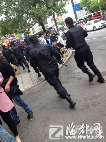 湖南株洲一公园发生突发事件 特警带枪上山
