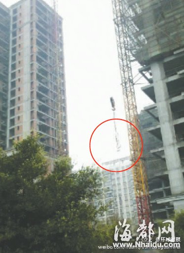 工地师傅开塔吊买酸辣粉 用吊钩吊上40楼