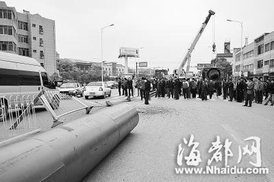4吨钢管货车飞出 老人抛开怀中孙女被压身亡