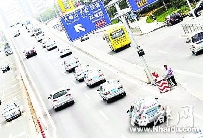 的哥为儿买房攒首付过劳死 百台出租车送行