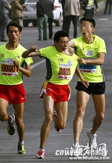 西安路跑打人者道歉：对方先朝我们吐口水