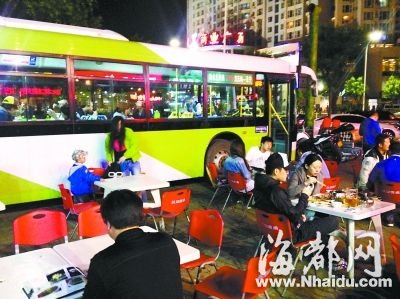 北京一烧烤店为避城管 公交车上开大排档