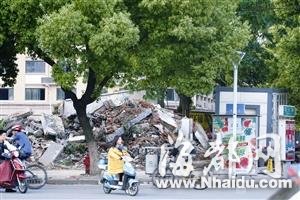 拆迁队突袭公厕5分钟成废墟 管理员被吓腿软
